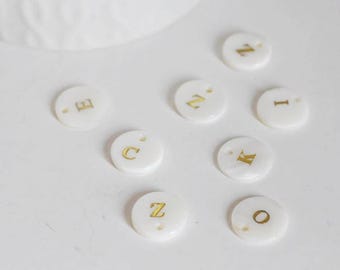 Round pendant with natural white mother-of-pearl gold letter 11mm, x1 (G0049)