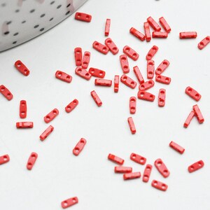 Perline di vetro rettangolari rosse, perline quadrate per la creazione di braccialetti, perline tila, 2 mm, 2 fori, x50 (1,2 g) (G4611)