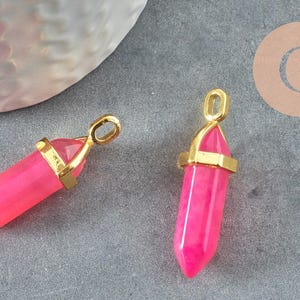 Pendentif pointe agate naturelle teintée rose zamac doré 40mm, création bijoux pierre naturelle, x1 G1413