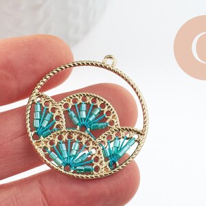 Pendentif rond zamac doré tissé rocaille vert turquoise dentelle 37.5mm, x2 (G4133)