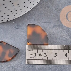 Pendentif éventail marron acétate,perle acétate,connecteur plastique,21.5mm, x2 (G1479)