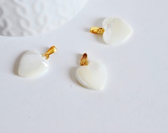 Natural white mother-of-pearl heart pendant in gold-plated brass, 19mm, x1 (G1066)