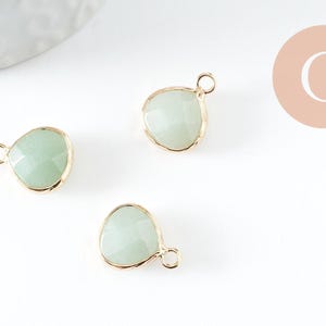 Natural green jade teardrop pendant in gold-plated brass, 18mm, x1 (G0979)