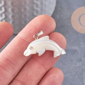 Naturvitt pärlemorhänge med delfin i platinapläterad mässing, 27-29 mm, smyckesdesign med vit snäcka, x1 (G9916)