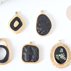 Gold-plated zamac pendant with black enamel and shell, 25mm, DIY jewelry making, x1 G7368