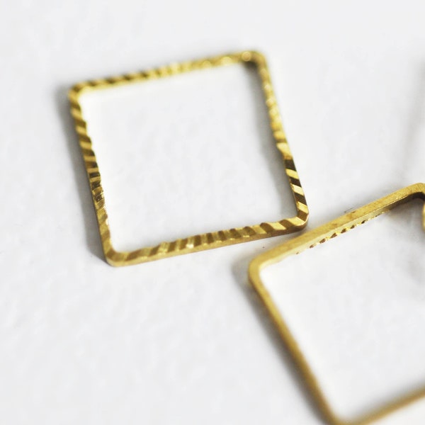Connecteur carre laiton brut strié 12mm, pendentif géométrique création bijoux, x50 G1468