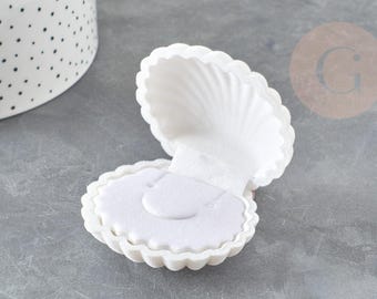Sieradendoosje van wit fluweel met schelpen, 3,8 cm, x1 (G3339)