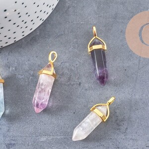 Natural purple-green fluorite point pendant, gold-plated zamac, 40mm, x1 (G5656)