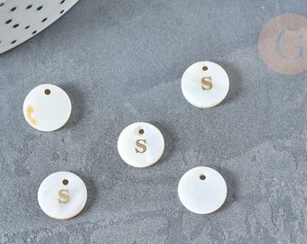 Round pendant with gold letter and natural white mother-of-pearl, 11mm, x1 (G0049)