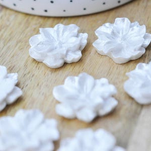 Cabochon fleur résine blanche nacrée 24mm, création bijoux DIY, x2 G4388