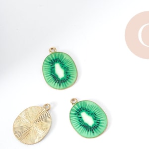 Kiwi pendant in gold-plated zamac with green enamel 26.5mm, fruit jewelry creation, x1 G9000