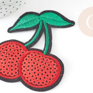Geborduurd strijkpatch, rode kersenpailletten, kledingpersonalisatie, fruit strijkpatch, geborduurde patch, 78 mm, x1 G2865
