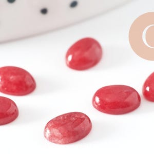 Ovaler Cabochon aus natürlichem rotem Jade, 8x6mm, x1 (G10124)