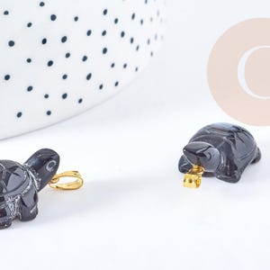 Black natural agate turtle pendant with gold support 21mm, stone pendant for jewelry creation, x1, G8638