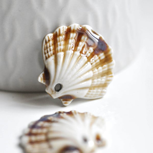 Pendentif porcelaine beige coquillage, perle céramique géométrique  fabrication bijoux céramique blanche,  30mm, X5 G3310