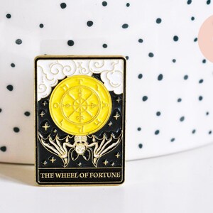 Broche pins carte tarot La roue de la fortune mystique émail noir doré émail 30.5mm,broche dorée,décoration veste,x1 G6764