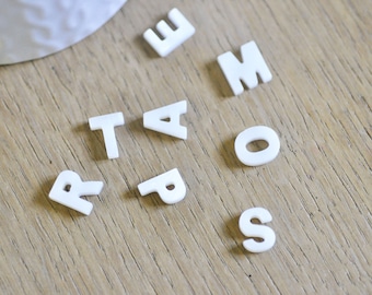 White mother-of-pearl letter pendant, alphabet pendant, 11mm, 1 hole, X1 G4545