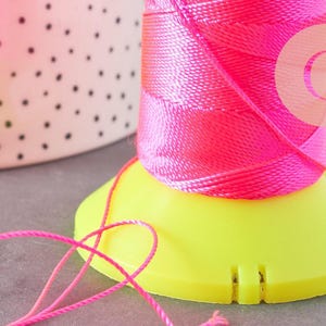 Fluorescerend roze nylon garen voor borduren, naaien en sieraden maken, 0,8 mm, x 10 meter (G1748)