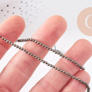 Perles rondes pyrite naturelle facettée 2mm, x1 fil de 40cm (G4046)
