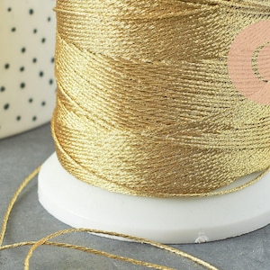 Hellgoldenes, metallisches Polyestergarn zum Sticken, Nähen und für Schmuckherstellung, 0,8 mm, 5 Meter (G4419)
