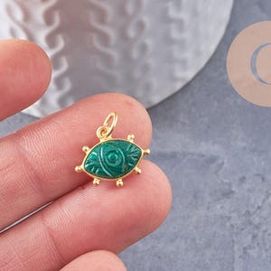Colgante de ojo de malaquita natural en plata de ley 925 con baño de oro de 18 quilates, 15 mm, colgante amuleto de piedra natural x1 (G9865)