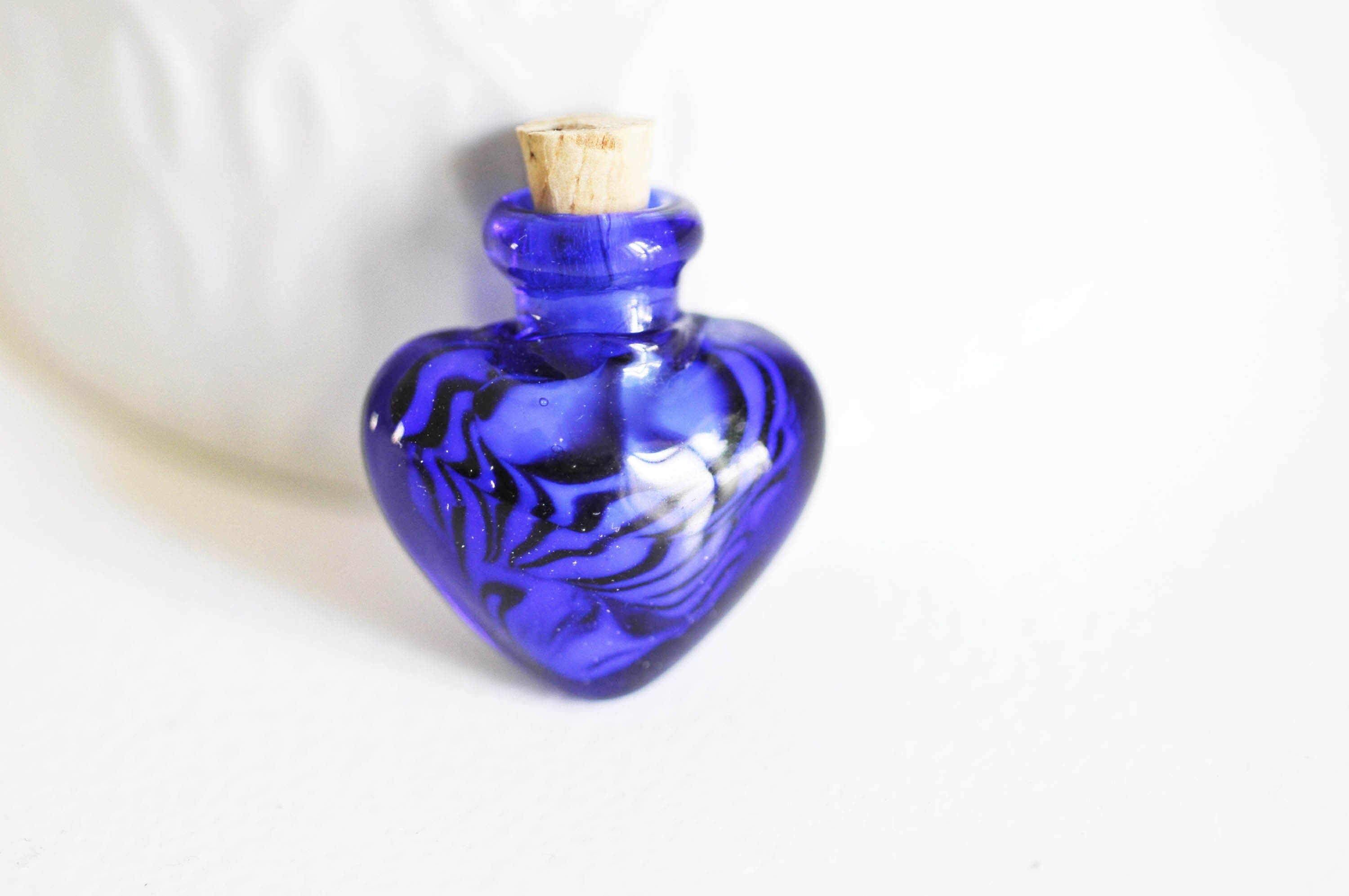 7,000+ Glass Perfume Bottle Pictures