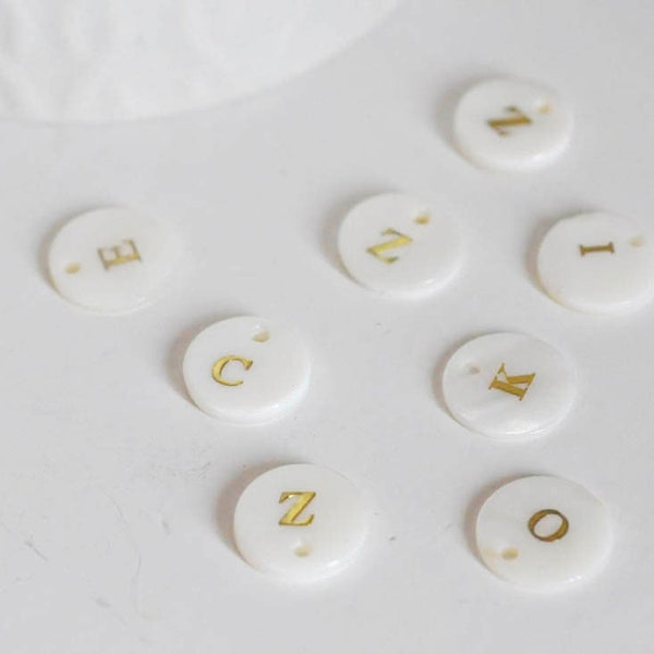 Pendentif rond nacre blanche lettre, pendentif alphabet,coquillage blanc,coquillage naturel ,11mm,1 trou-G0049