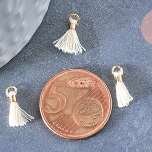 Pompon blanc écru polyestère support doré, pompon boucles,fabrication bijoux bohème,10-16mm, x5 (G4546)