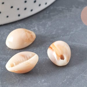 Gemarmerde beige schelphanger, acryl kraal, kaurischelp, schelpsieraad, 19 mm, x10 (G5404)