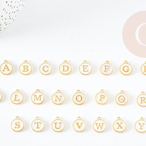 Round pendant, gold-plated zamac, initial alphabet, white enamel, 14mm, x1 (G2522)