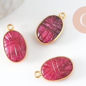 Naturalny wisiorek-skarabeusz z czerwonego rubinu, srebro próby 925, platerowane 18-karatowym złotem, 20 mm, talizman z kamienia, biżuteria-kreacja x1 G9439
