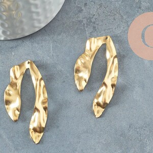 Pendentif arc demi-cercle U martelée laiton brut, apprêt doré, sans nickel,médaille dorée,laiton brut, médaille carré,48mm, X2 (G3241)