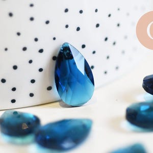 Blue faceted crystal teardrop pendant, 22mm, x1 (G6362)