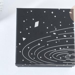 Boite carrée cadeau carton noir galaxie argent 9cm, x1 (G7216)