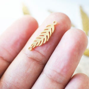 Pendentif connecteur plume acier 201 doré inoxydable, création bijou doré, 22mm, x1 (G4833)