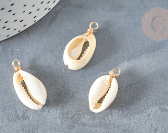 Hanger van witte kauri schelp aan 18-karaats gouden draad, 27-30 mm, x1 (G7353)