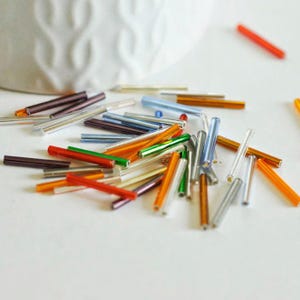 Perline di semi Tubo multicolore 15x2mm, perlina di vetro multicolore metallizzata, perlina tubolare lunga, x 10gr G0663