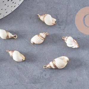 White shell pendant spiral gold iron 20mm, x2 (G0706)