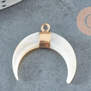 Natural white mother-of-pearl moon in gold-plated brass 25x25mm, x1 (G2778)