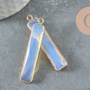 Pendentif rectangle opalite facettes laiton doré 46.5mm, pendentif pierre opale de laboratoire, x1 G2523