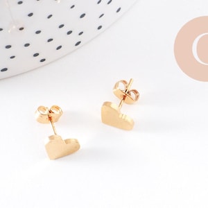 Goldfarbene Ohrstecker aus Edelstahl in Herzform, 8 mm, x2 (G4918)