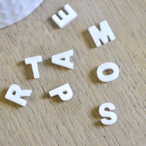 Buchstabenperle aus natürlichem weißem Perlmutt, 11 mm, x1 (G4545)