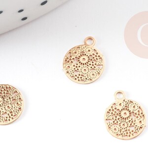 Colgante redondo con diseño de encaje de filigrana en latón chapado en oro, 10 mm, colgante muy fino y ligero para la creación de joyas DIY x2 (G9204)