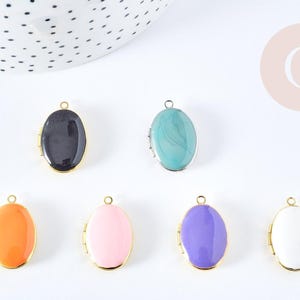 Oval locket pendant in gold or silver enameled brass 24mm, pendant for creating vintage jewelry, x1 G8606