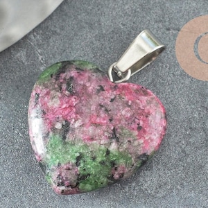 Natural ruby zoisite heart pendant in platinum-plated brass, 22mm, x1 (G2580)