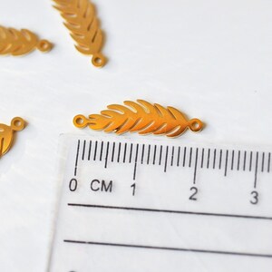 Pendentif connecteur plume acier 201 doré inoxydable, création bijou doré, 22mm, x1 (G4833)