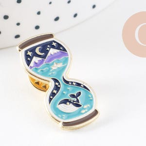 Blue whale hourglass pin brooch, gold-plated brass, enamel, 29.5x14mm, gold-plated brooch, jacket decoration, x1 G6234