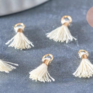 Pompon blanc écru polyestère support doré, pompon boucles,fabrication bijoux bohème,10-16mm, x5 (G4546)