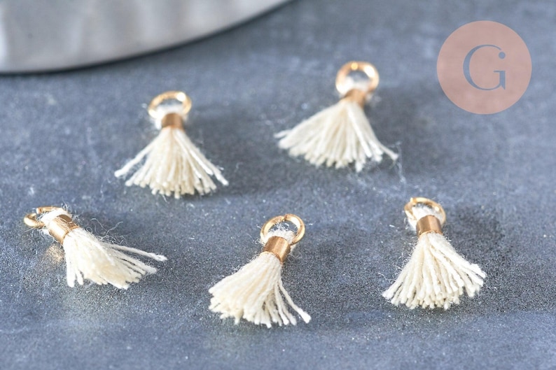 Pompon blanc écru polyestère support doré, pompon boucles,fabrication bijoux bohème,10-16mm, x5 (G4546)