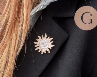 Mystical white sun brooch pin, gilded zamac, 39mm, x1 (G9747)